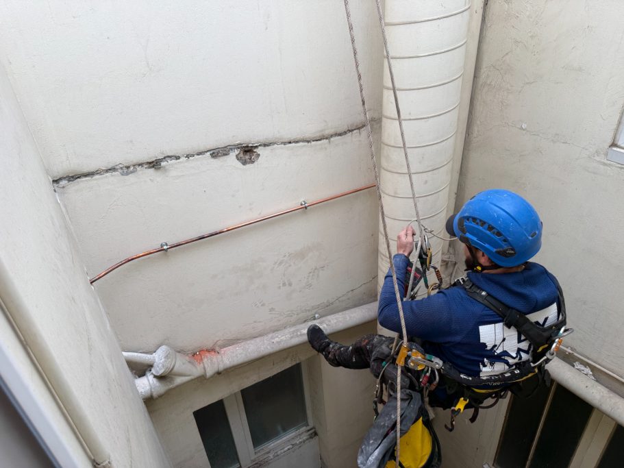 Pose d'un tuyau cuivre dans courette inaccessible